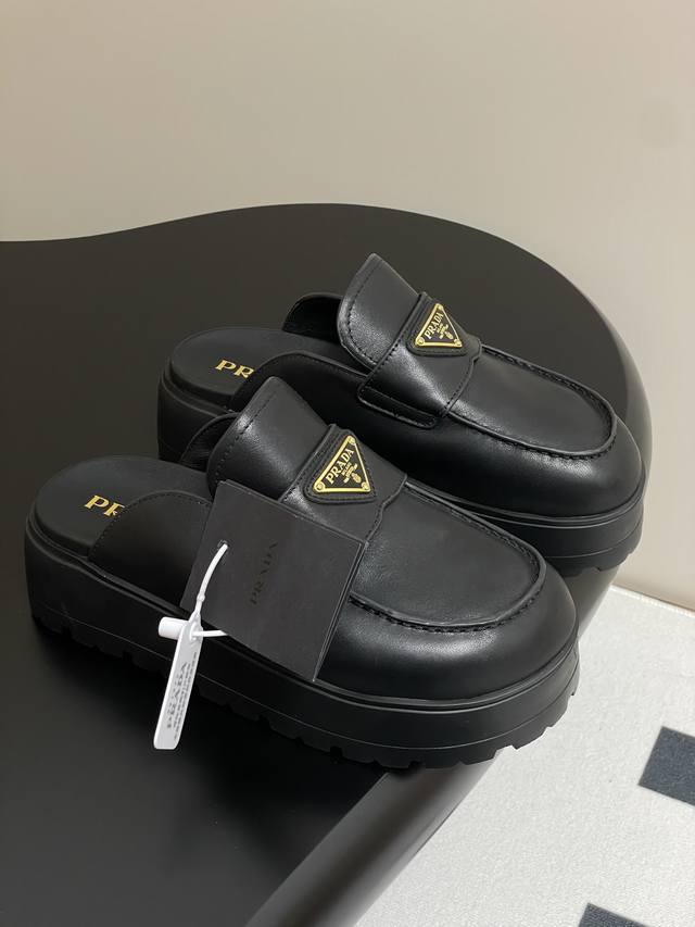 25Ss早春新款Prada普拉达三角标一脚蹬厚底勃肯包头半拖穆勒鞋 这款牛筋底上脚非常舒适，今年非常爆，穿上 增高 休闲两不误，清爽的表现足以表达对鞋子的个个细