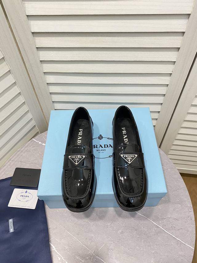 Prada 普拉达 ”家族经典乐福鞋！ 微圆的方头鞋型，满满英伦贵族学院风！ 经典三角标点缀，气质不凡！ 鞋面：甄选牛漆皮 牛开边珠皮 内里：超软混种羊皮 大底