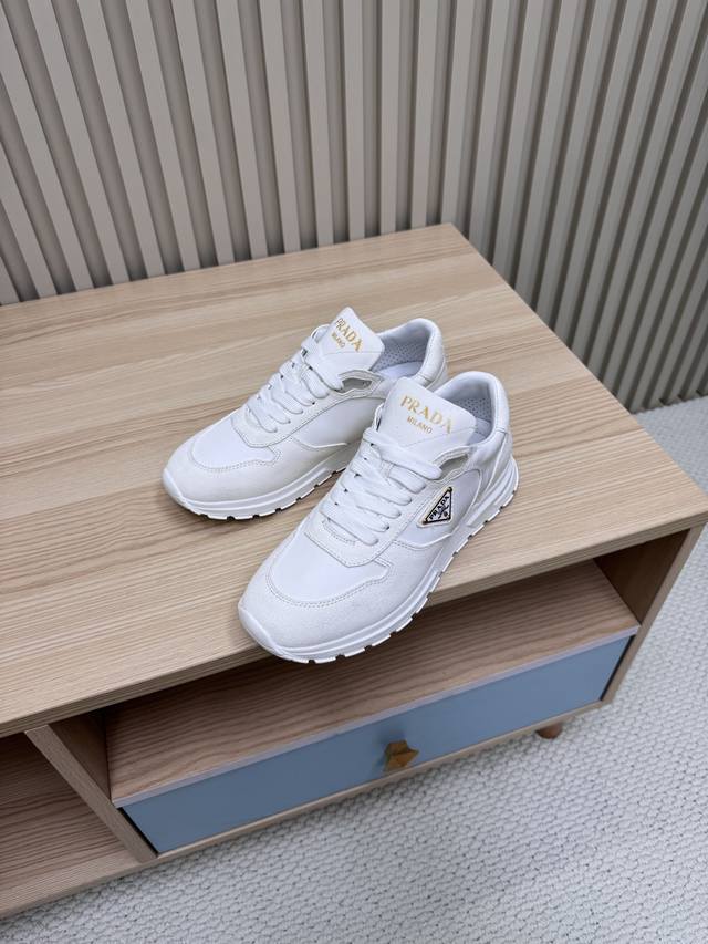 Prada 普拉达 25最新爆款运动鞋 普拉达春夏走秀款薄底休闲鞋 25Ss秀款出境率最高的单品 鞋面麂皮有肌理感，内里羊皮包裹，软软糯糯的 鞋垫加厚小羊皮，踩