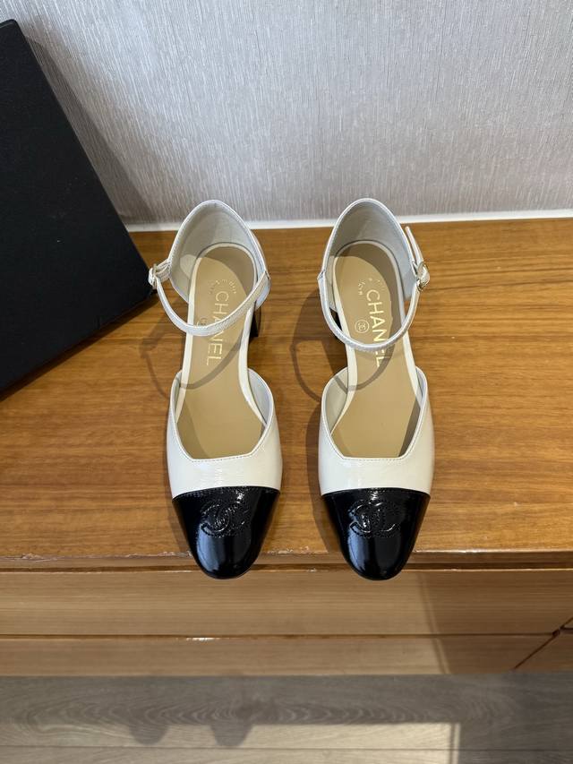 顶级品质 Chanel Fw25 New Arrival～ 小香春夏新款玛丽珍凉鞋 鞋面双C 电绣Logo精致大方，甜度爆表 穿起富家千金的即视感～尽显时尚优雅