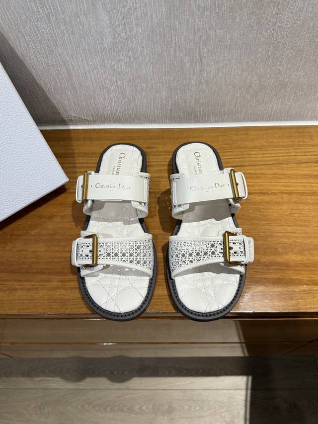 顶级品质P Dior Fw25 New Arrival～ 迪奥春夏新款罗马凉拖鞋 小牛皮帮面搭配精致扣饰，Logo饰以点缀、 很经典～重工岀来的品相很慵懒又复古