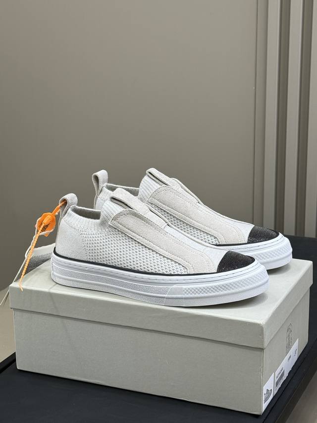 顶级品质 Brunellocucinelli 经典板鞋系列 珍贵材料与精美细节让这款胶底鞋的精致、当代风格更胜一筹。绒面皮革和清新棉的别致组合，赋予鞋子精致考究