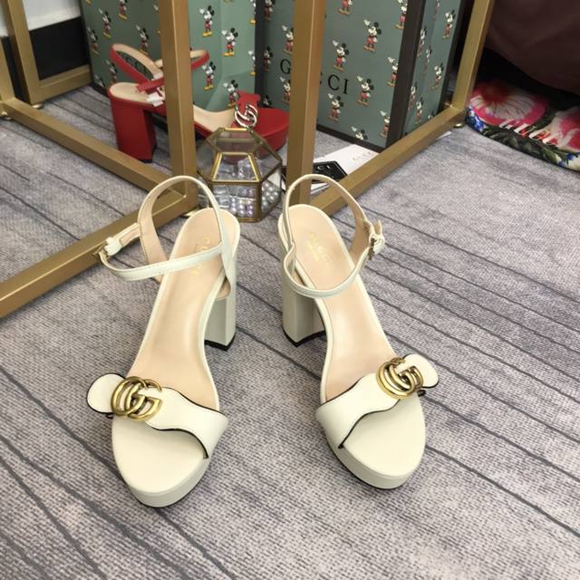 gucci 独家高端品质，真皮大底出厂 [机智][机智]高版本 专柜同步经典款一字带凉鞋现货！[耶]面料：进口牛皮与羊反绒皮。内里：优质羊皮。鞋跟包真皮；鞋头包