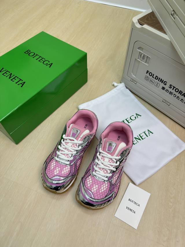 最全色 Bv Orbit运动鞋 王一博 同款 老爹鞋 Runner运动鞋，采用轻质科技网布面料。 搭配几何图案设计橡胶外底。 粉色 女款 王炸系列 高版本 认准