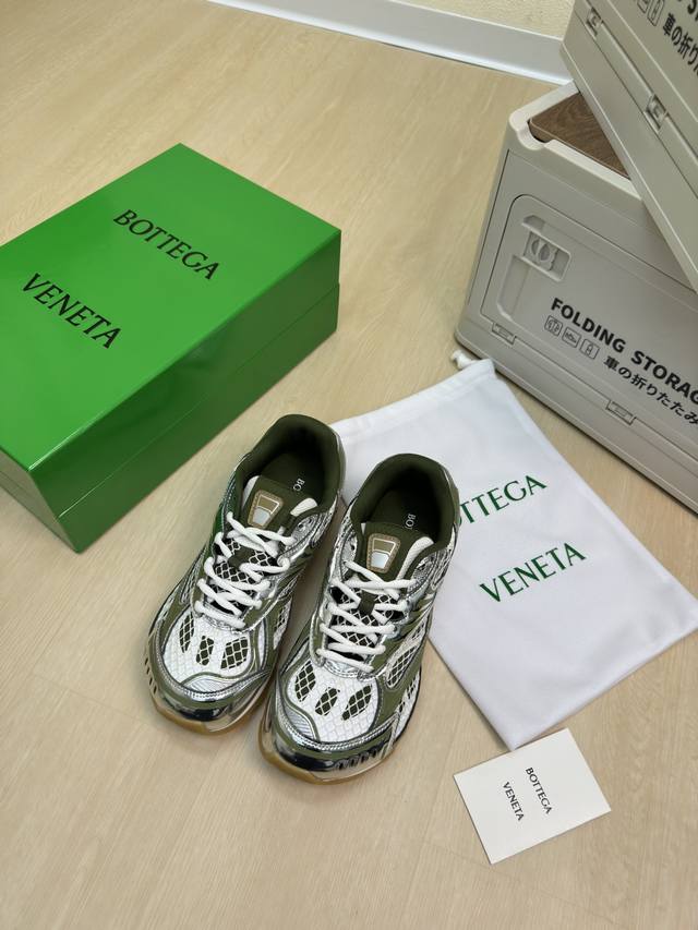 最全色 Bv Orbit运动鞋 王一博 同款 情侣款老爹鞋 Runner运动鞋，采用轻质科技网布面料。 搭配几何图案设计橡胶外底。 墨绿 女款 男款10 王炸系