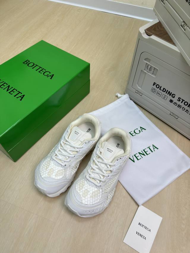 最全色 Bv Orbit运动鞋 王一博 同款 情侣款老爹鞋 Runner运动鞋，采用轻质科技网布面料。 搭配几何图案设计橡胶外底。 白色 女款 男款10 王炸系