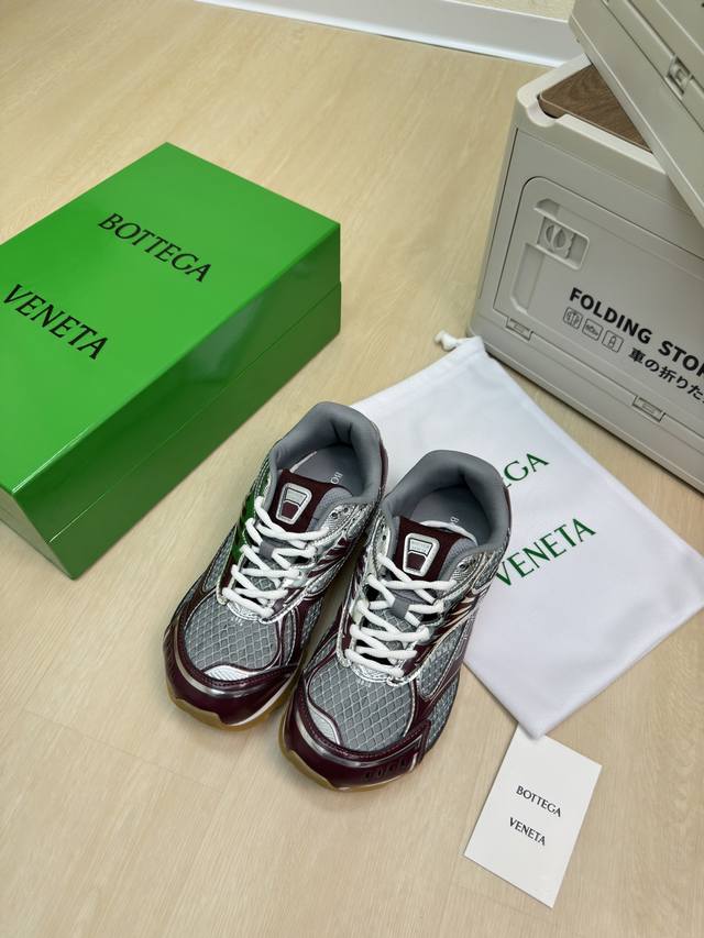 最全色 Bv Orbit运动鞋 王一博 同款 老爹鞋 Runner运动鞋，采用轻质科技网布面料。 搭配几何图案设计橡胶外底。 酒红色 女款 王炸系列 高版本 认