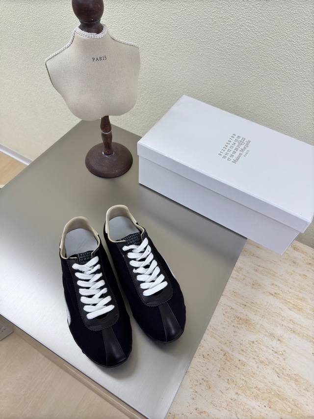 情侣款 新德讯 Mm6 Maison Margiela 男10 高丝光牛反绒皮原版布料水染牛皮 大热时尚风格 黑 Mm6 Maison Margiela的实验性