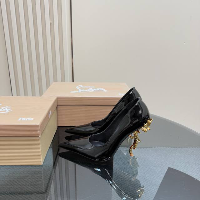 顶级版本 Christian Louboutin 2025春夏 路铂廷全球品牌代言人杨幂穿着Christian Louboutin 2025春夏系列 华美步调、