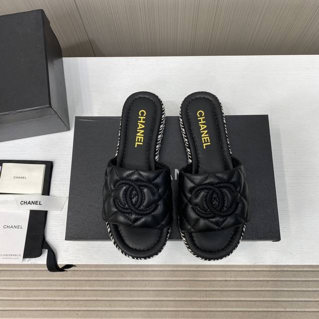 出厂价P Chanel香奈儿走秀款拖鞋 完全原版一比一复刻打造 版型超级正 最新时尚的设计 火遍全网的单鞋，上脚又酷又时髦 五金全部开模复刻 独特设计最为抢眼吸