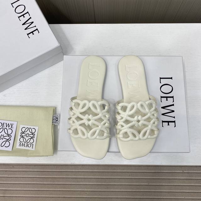 出厂价P Loew* 罗意威 25Ss 春夏新品 拖鞋 疯狂种草简约设计感觉更干净优雅 让你念念不忘 颜色也很耐看漂亮，上脚瞬间气质十足气场，简直无敌帅气有型
