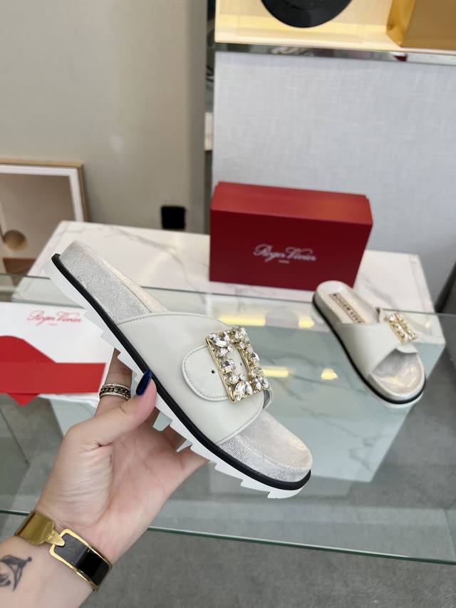 工厂P价 沙滩拖 Rv Slidy Viv新品凉拖高定版 疯狂打Call太绝美了吧这季水钻扣配上皮革、织物、透明Pvc，齿轮鞋底防滑非常有安全感，附带增高~完美