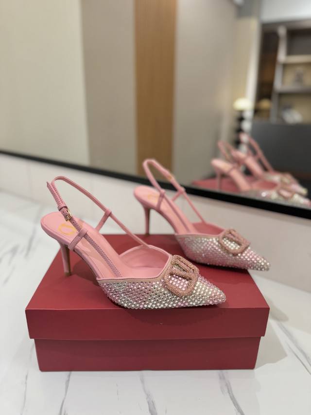 出厂价Pp： Valentino 华伦天奴推出全新烫钻系列，烫钻款Vlogo后系带高跟鞋尖头V扣凉鞋。 上脚非常修脚型 重点是很好非常好驾驭 不磨脚不累脚 行走