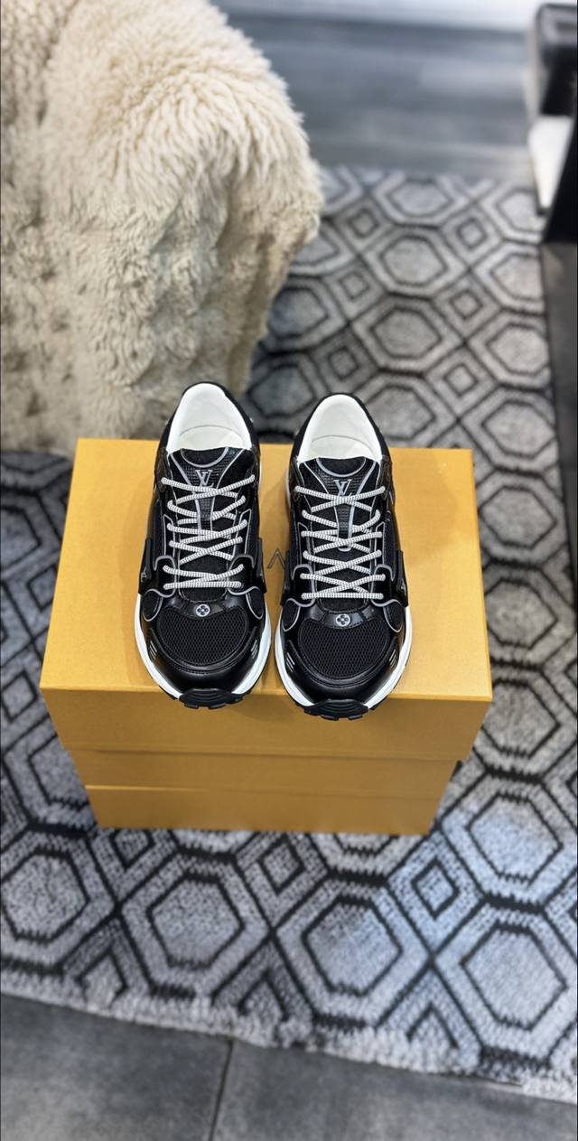 工厂P价 专柜超火的一款 ■Lv路易威登 L家驴牌Runner Tatic系列 厚底 休闲 运动鞋 跑鞋 原版购入开发 做货 本款 Lv Runner Tati