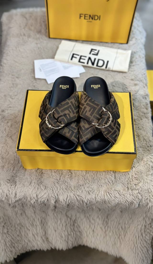 最新款 最新Fendi最新爆款双带平底拖鞋，带Ff装饰性搭扣，饰扣有Ff字母 码数35-42码