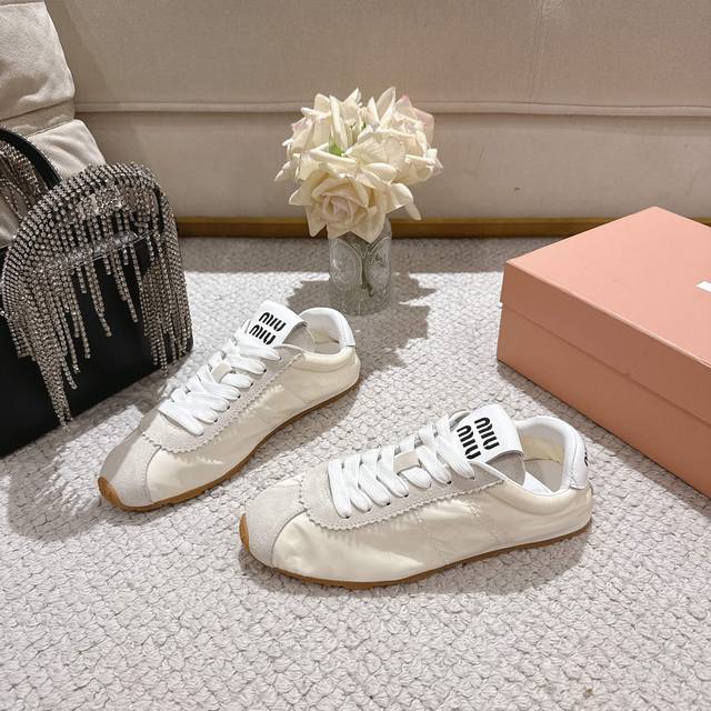Miumiu 2025 早春走秀新款阿甘德训鞋， ，鞋面设计立体豆豆绣简单很随意不羁 复古颜值满分 又能体现单宁美感 整双鞋子设计简约时尚 上脚非常轻便而且百搭
