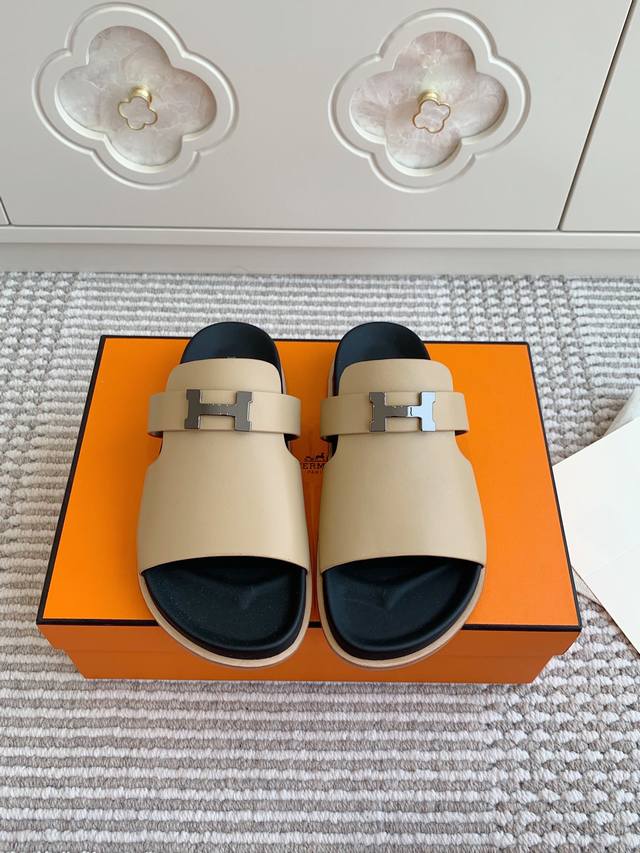 批女 男 Hermes 爱马仕H家Jaures 情侣款 凉拖鞋 顶级品质 小牛皮机能风凉鞋，搭配人体工学橡胶鞋底和标志性磨砂哑光黑色Pvd镀层Paris鞋扣。
