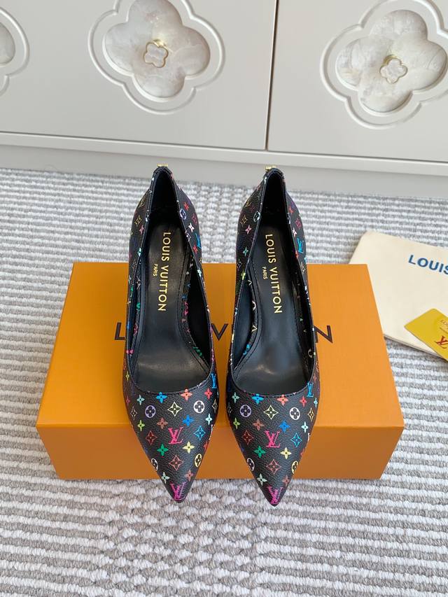 L驴家新品村上隆 黑白三彩 后空凉鞋 尖头单鞋 顶级品质 Lv Blossom 系列推出高跟鞋、凉鞋和芭蕾舞鞋，缀有崭新重绎的路易威登标识，致敬夏日庆典。本系列