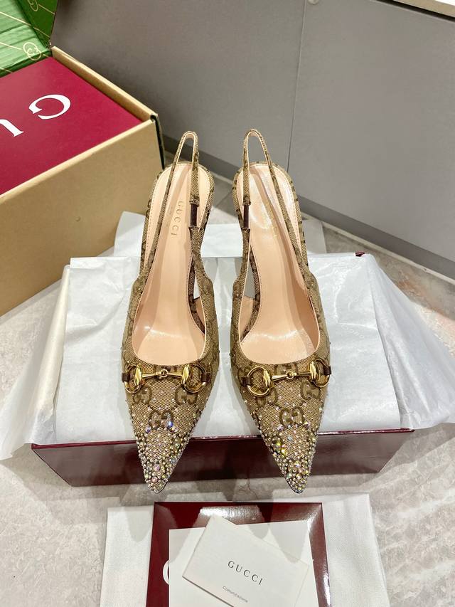 Gucci 2025春夏季新品 手钻浅口鞋烫钻新款奢华马衔扣烫钻高跟鞋魅力尖头后空原版双G布高级质感细高跟慕勒鞋原汁原味原单品质每个细节皆经过精心细致打造，可与