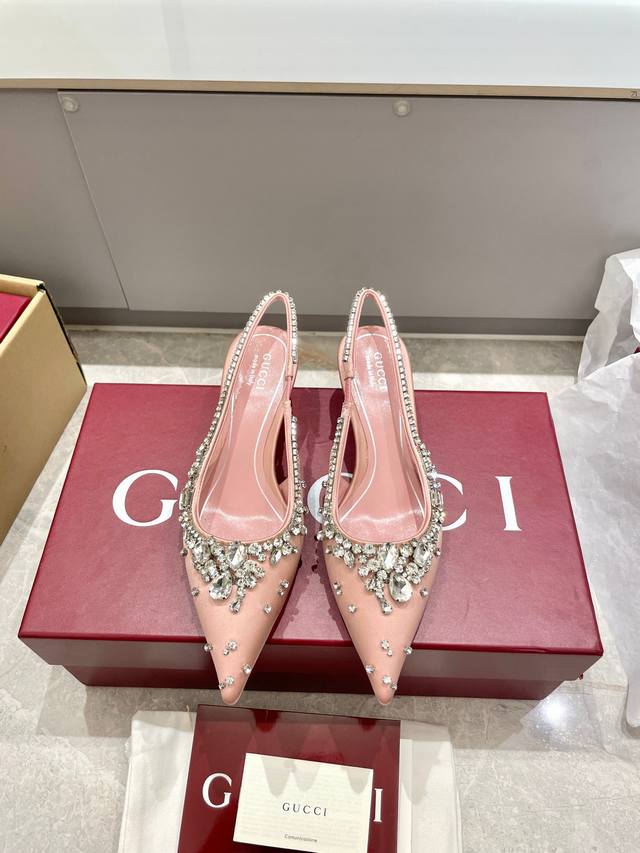 Gucci 2025春夏季新品 水晶浅口鞋手工缝钻新款奢华水晶钻链高跟鞋魅力尖头后空真丛绸缎高级质感细高跟慕勒鞋原汁原味原单品质每个细节皆经过精心细致打造，可与