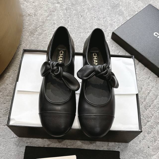 Chanel25 A玛丽珍新品最美系列 软软的 芭蕾单鞋 轻盈奶奶鞋 香家高级感这块总让人大写的服气 看起来蛮简单的款式 但上脚就莫名很高阶 之前好多人找我要上