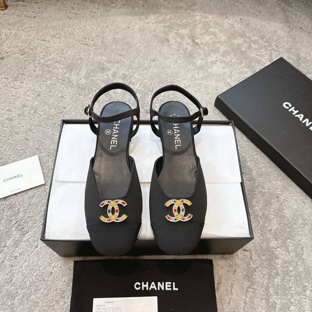 Chanel 25P春夏新款 系带平底玛丽珍凉鞋 经典的双拼色设计，鞋头是经典的小香Logo鞋头，非常具有辨识度，绕后踝系带设计带来更多的穿搭可能，皮质超级软！