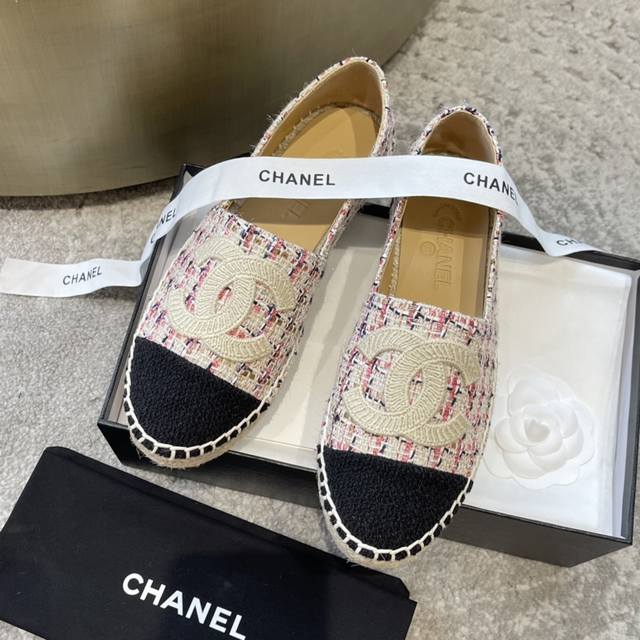 出厂 Chanel万年经典渔夫鞋全系列产品，原版零死角复刻，细节精致高端 1材质：鞋面 内里选用头层全羊皮 面料柔软，而且越穿越软的 ，复古布面混搭特殊材料 2