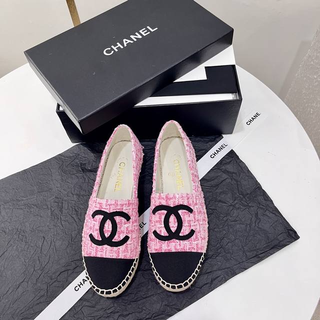 Chanel香奈儿新麻绳底渔夫鞋鞋面采用进口印花布，内里垫为丝绸羊皮，超柔软绵羊垫脚，原版注胶半透明橡胶原色麻底。Size：35-40 34、41、42可定做，