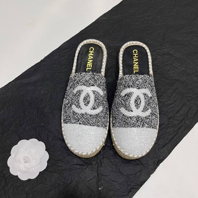 Chanel 香奈儿新款麻绳底缝亮片渔夫鞋半拖鞋。鞋面采用进布面加亮片，内里垫为丝绸羊皮，超柔软绵羊垫脚，原版注胶橡胶原色麻底。Size：35-40 34、41