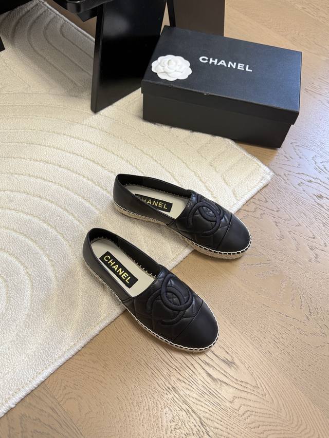Chanel 渔夫鞋 我家的渔夫鞋质量不多介绍了哈，拿过的都知道！原版定制的鞋面，并且我家的大底是原版半透明大底，不透明的大底是不对版的，全套正品包装 Size