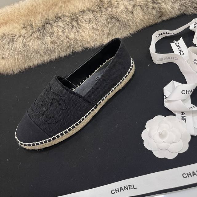 Chanel香奈儿新麻绳底渔夫鞋。鞋面采用进口帆布，内里垫为丝绸羊皮，超柔软绵羊垫脚，原版注胶半透明橡胶原色麻底。Size：35-40 34、41、42可定做，