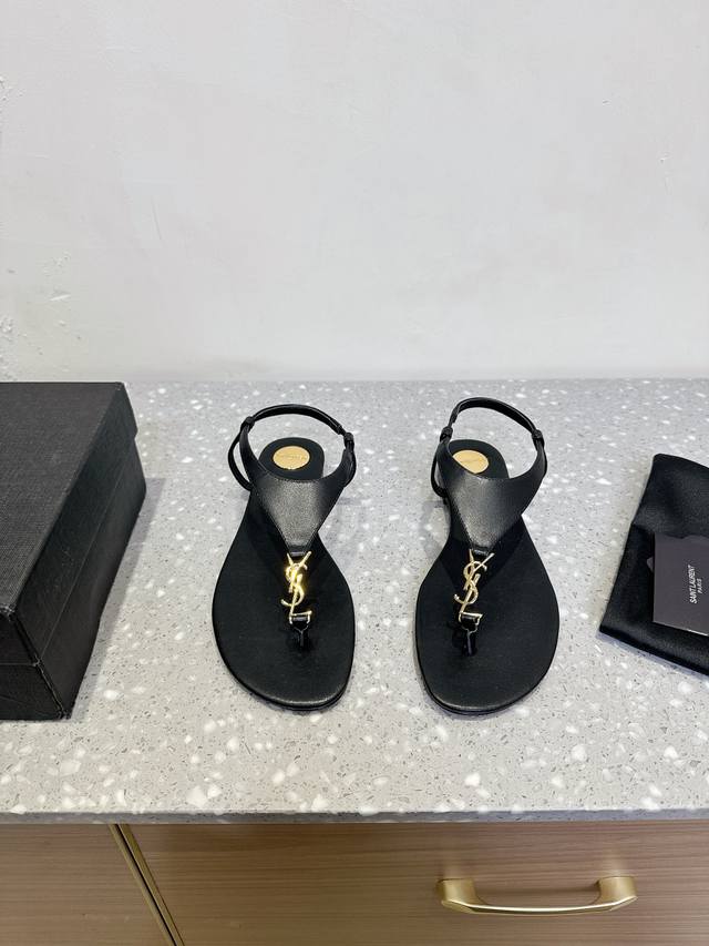 Saint Laurent 圣罗兰 25Ss春夏新款 平底 夹脚 凉鞋 经典上乘美艳力作 专柜最火春夏系列 兼备气质 时尚 经典耐看的设计风格 上脚效果特别美饰