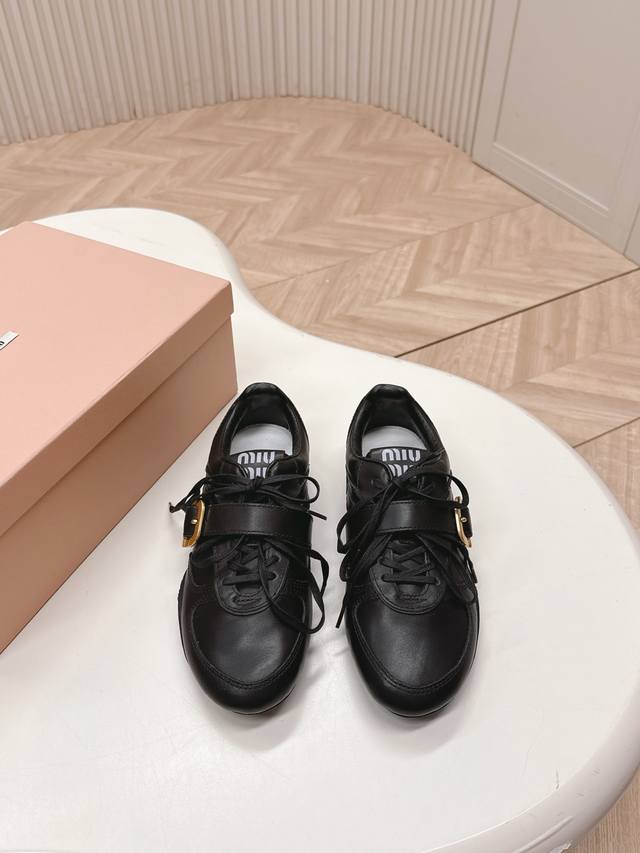 出 Miu Miu 25Ss 缪缪春夏新款 方圆头 乐福鞋乐福鞋搭配制服，风行美国校园。学生为抗议校内着制服的规定，便将一枚硬币嵌入鞋身皮革饰带的凹槽，后逐渐演