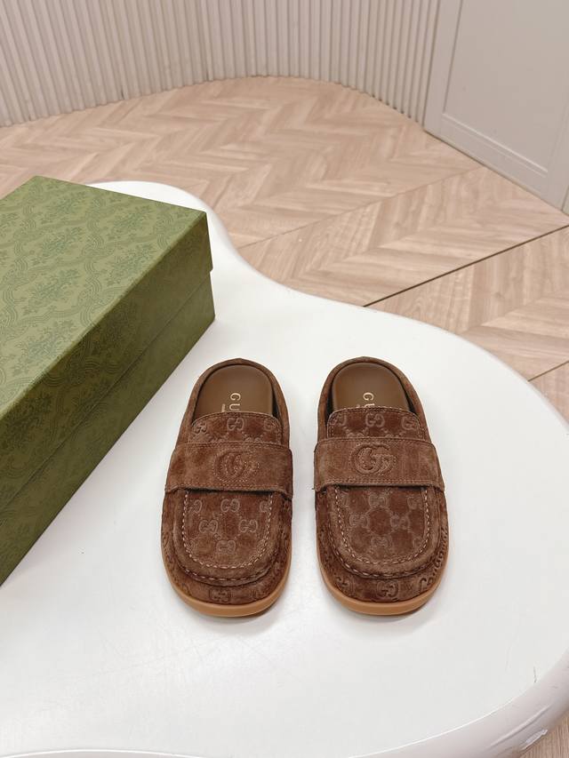 出 Gucci 25Ss 春夏新款 复古大头包头拖， 勃肯拖第一眼看到这个鞋子感觉不起眼，没有过多的装饰很简单 但带有点复古味呆萌可爱随意搭配都好看脚感要求高