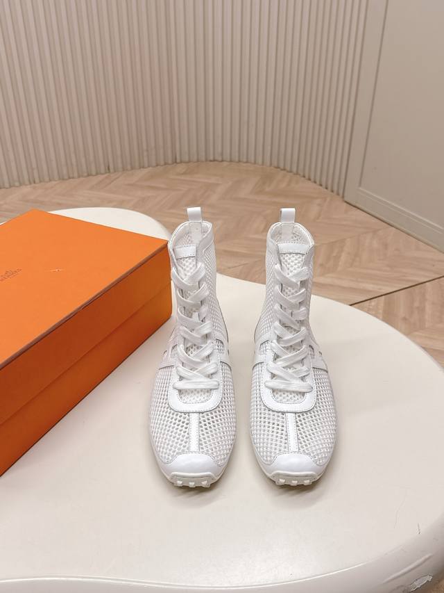 出 Hermes 爱马仕H家25Ss新款网面高帮凉靴 丑鞋的时髦 上脚真心不丑，穿上就是时髦人儿，脚感非常舒服又轻便，经典运动风格+网面色设计，丑的耐看 面料：