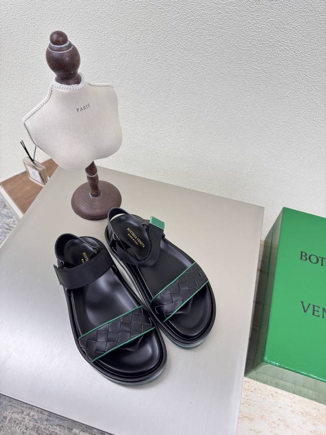 bv 男款手工编织拖鞋 沙滩拖 15 毫米级 编织单鞋 真皮手工编织 黑色 绿边 编织 这款经典款 简直Bv最新天花板啦 双色彩色百搭 简约一块皮15毫米抽条