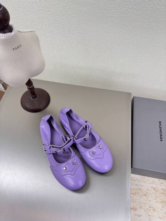 balenciag 专属平底蛋仔鞋 面料 牛油皮 超软 内里 小羊皮 顶级版本 全部对版材料 继续着Demna式的对主流华丽时尚的反叛态度 透染工艺 大Logo