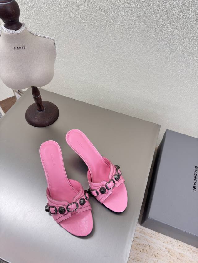 balenciag 专属中跟铆钉拖鞋 面料 牛油皮 超软 内里 小羊皮 顶级版本 全部对版材料 继续着Demna式的对主流华丽时尚的反叛态度 透染工艺 大Log