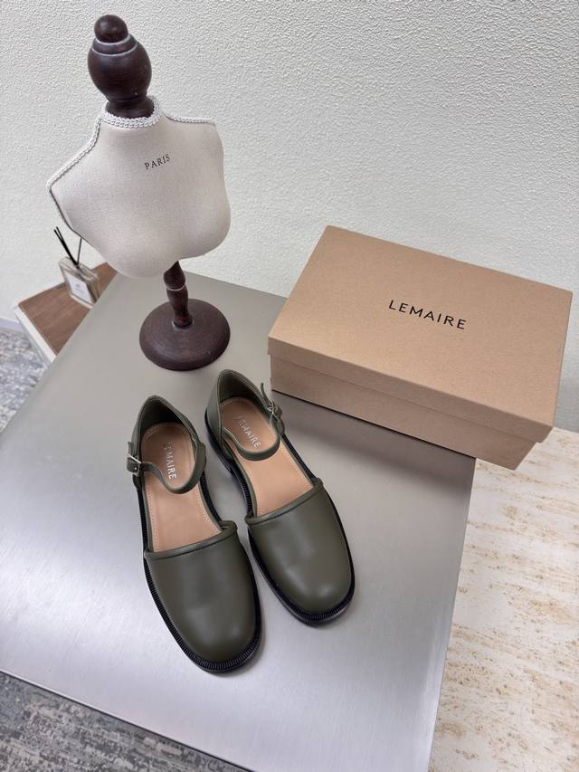 平底 小牛皮 马鞍带 包头凉鞋 Lemaire 来自法国巴黎 设计师品牌 女鞋 橄榄绿色小牛皮 真皮包跟 档次满满 防滑大底设计 将肌肤分割成块面，有着若隐若现