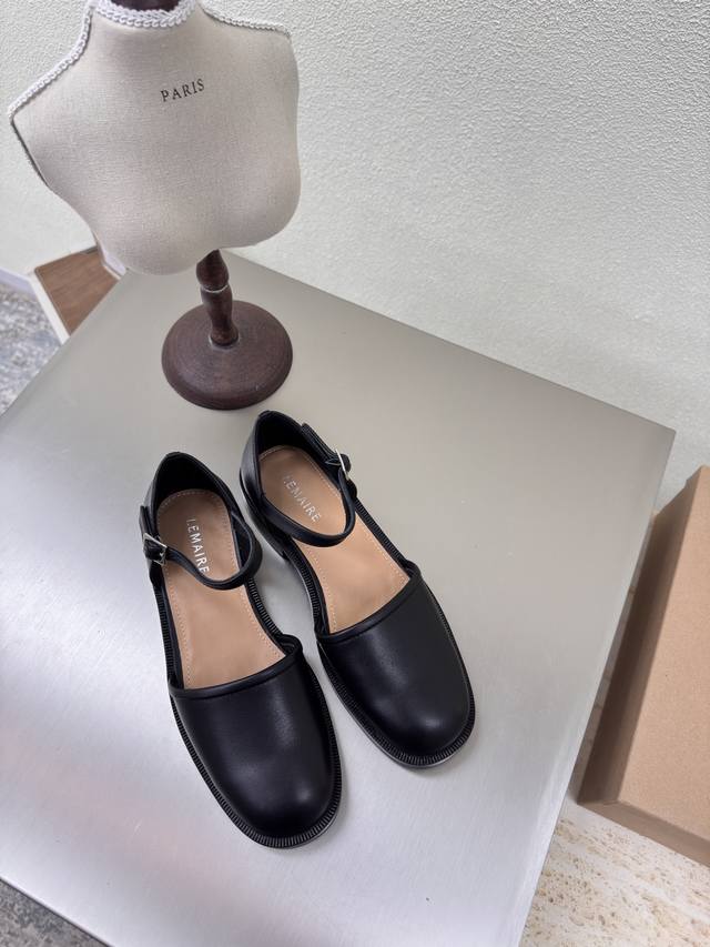 平底 小牛皮 马鞍带 包头凉鞋 Lemaire 来自法国巴黎 设计师品牌 女鞋 黑色 小牛皮 真皮包跟 档次满满 防滑大底设计 将肌肤分割成块面，有着若隐若现的