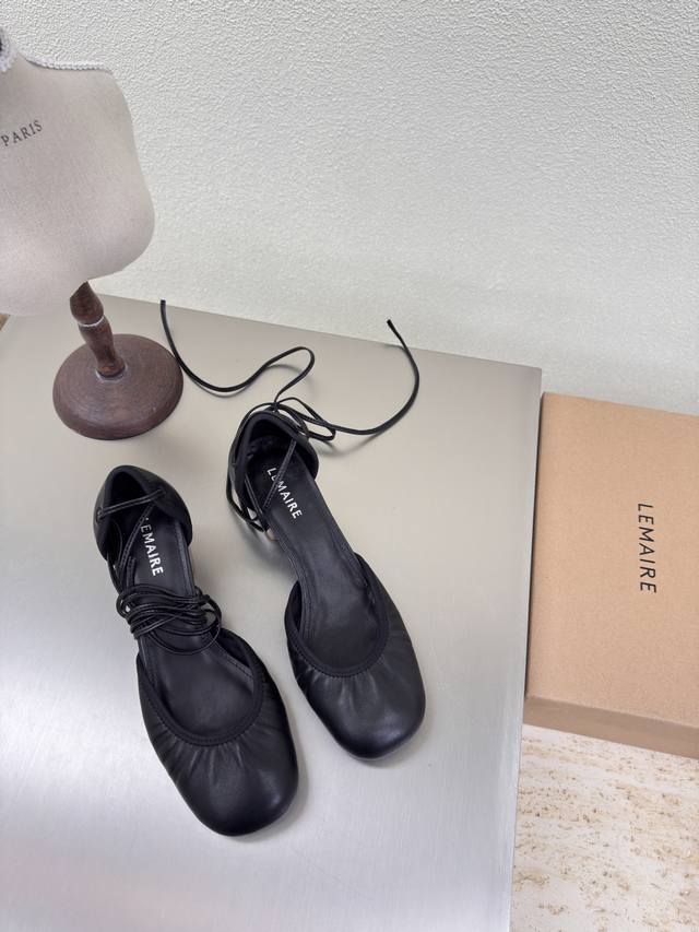 中跟包裹层皮 罗马绑带 小羊皮 Lemaire 来自法国巴黎 设计师品牌 女鞋 黑色 真皮包跟 档次满满 防滑大底设计 将肌肤分割成块面，有着若隐若现的魅力。