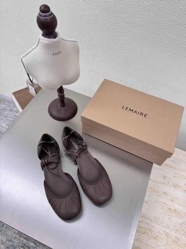 罗马绑带平底 小羊皮 Lemaire 来自法国巴黎 设计师品牌 女鞋 浅咖啡真皮包跟 档次满满 防滑大底设计 将肌肤分割成块面，有着若隐若现的魅力。 弹力 元素
