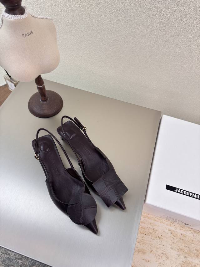 jacquemus25Ss尖头几何图案 几何图案 装饰 后空鞋 咖啡色 个性突出 鲜明格调 面料 小牛皮 内里 小羊皮 大底 意大利真皮大底 码数 35 36