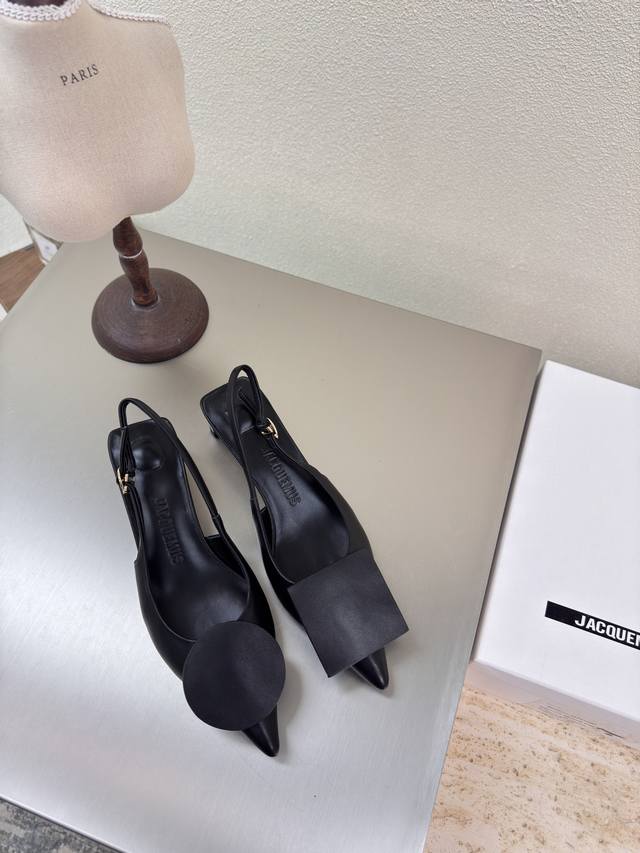 jacquemus25Ss尖头几何图案 几何图案 装饰 后空鞋 黑色 个性突出 鲜明格调 面料 小牛皮 内里 小羊皮 大底 意大利真皮大底 码数 35 36 3