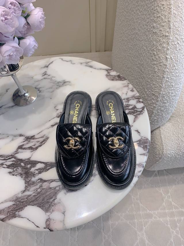出厂价P Chane*新款翻盖半拖鞋 经典Logo装饰简约大气 精致的高级感 百搭又减龄 各种穿搭都能驾驭 鞋面牛皮 内里垫脚羊皮 意大利真皮大底 尺码35-3