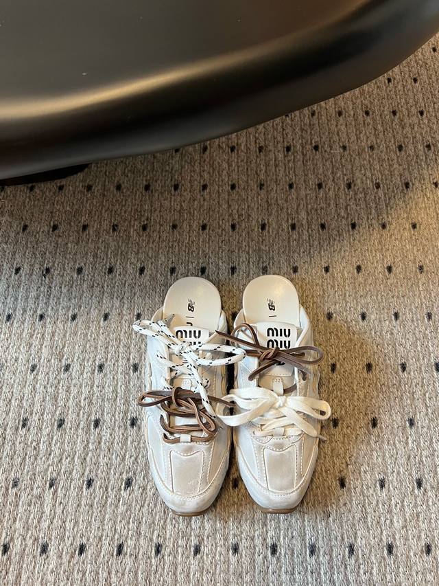 顶级版本网面 皮面250 Miu Miu X New Balance 球鞋半拖款 大火的Miu运动鞋 终于出半拖了 简直是懒人福音 除了春夏已有的棕色以外，这个