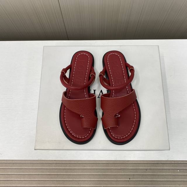 出厂价P Poeve 25Ss 春夏新款简易皱面简易平底 夹脚拖鞋！ Therow一贯的极简风格 干净利落的版面设计 没有任何装饰 仅以设计为亮点 凸显气质和彰