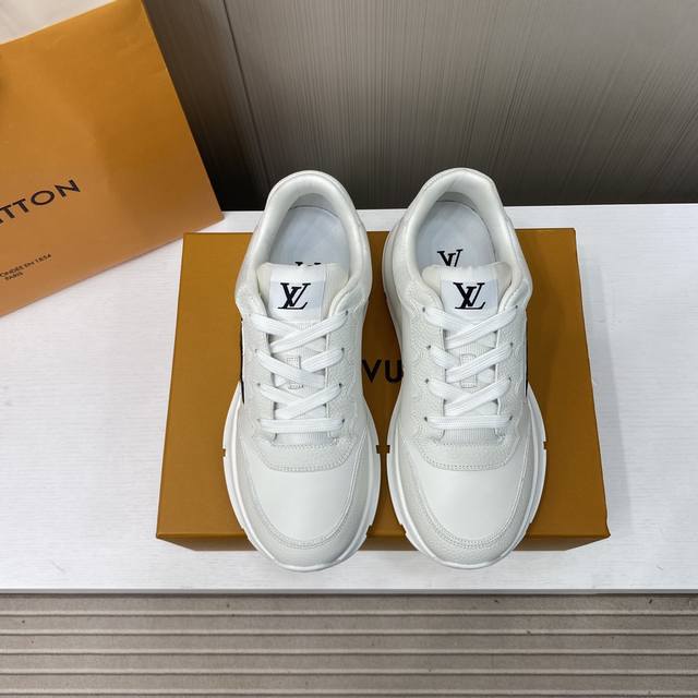 出厂价P 顶级品质 Lv 路易威登 L家驴牌 厚底 休闲 情侣运动鞋 以光滑牛皮革塑造考究设计，可轻松融入各式造型。瞩目 Lv 字母标注鞋侧，轻盈橡胶外底点缀