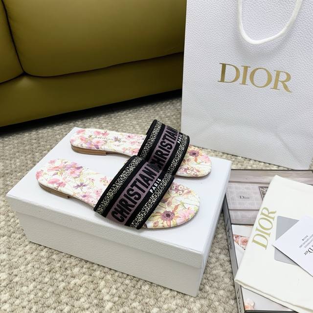 平底 Dio*Cd迪家春夏季火爆款刺绣圆跟凉拖鞋系列 粗跟凉鞋 舒适感爆棚！立体Logo字母刺绣的元素，更加显得有点异域风情的味道。上脚无敌洋气，可以穿着逛街暴