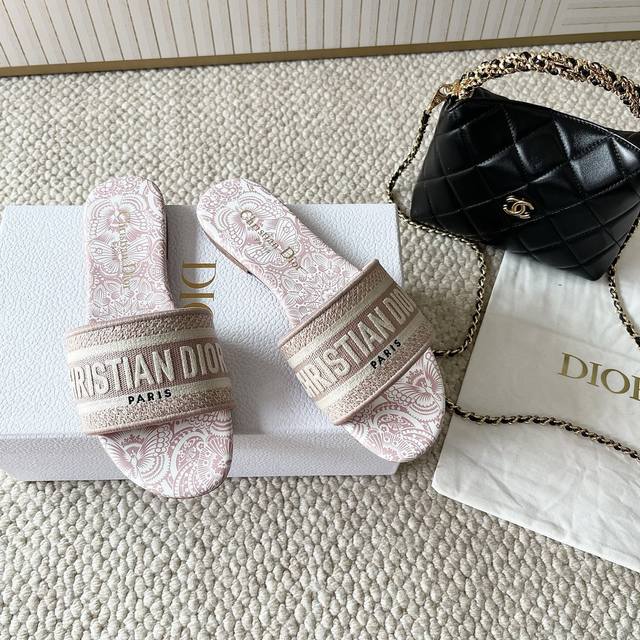 平底 高跟 Dior 迪奥 Cd 2025夏季新款 电绣凉拖鞋系列又出新色啦 平底 粗跟凉拖鞋 舒适感爆棚！立体Logo字母刺绣的元素，更加显得有点异域风情的味